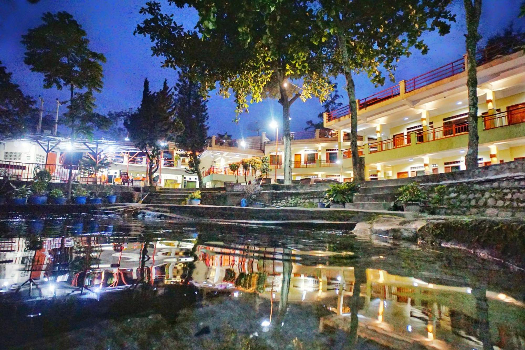 Pandu Lakeside Hotel Parapat Buitenkant foto