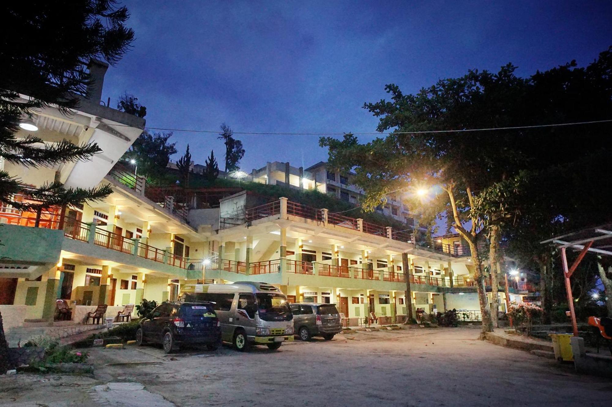 Pandu Lakeside Hotel Parapat Buitenkant foto
