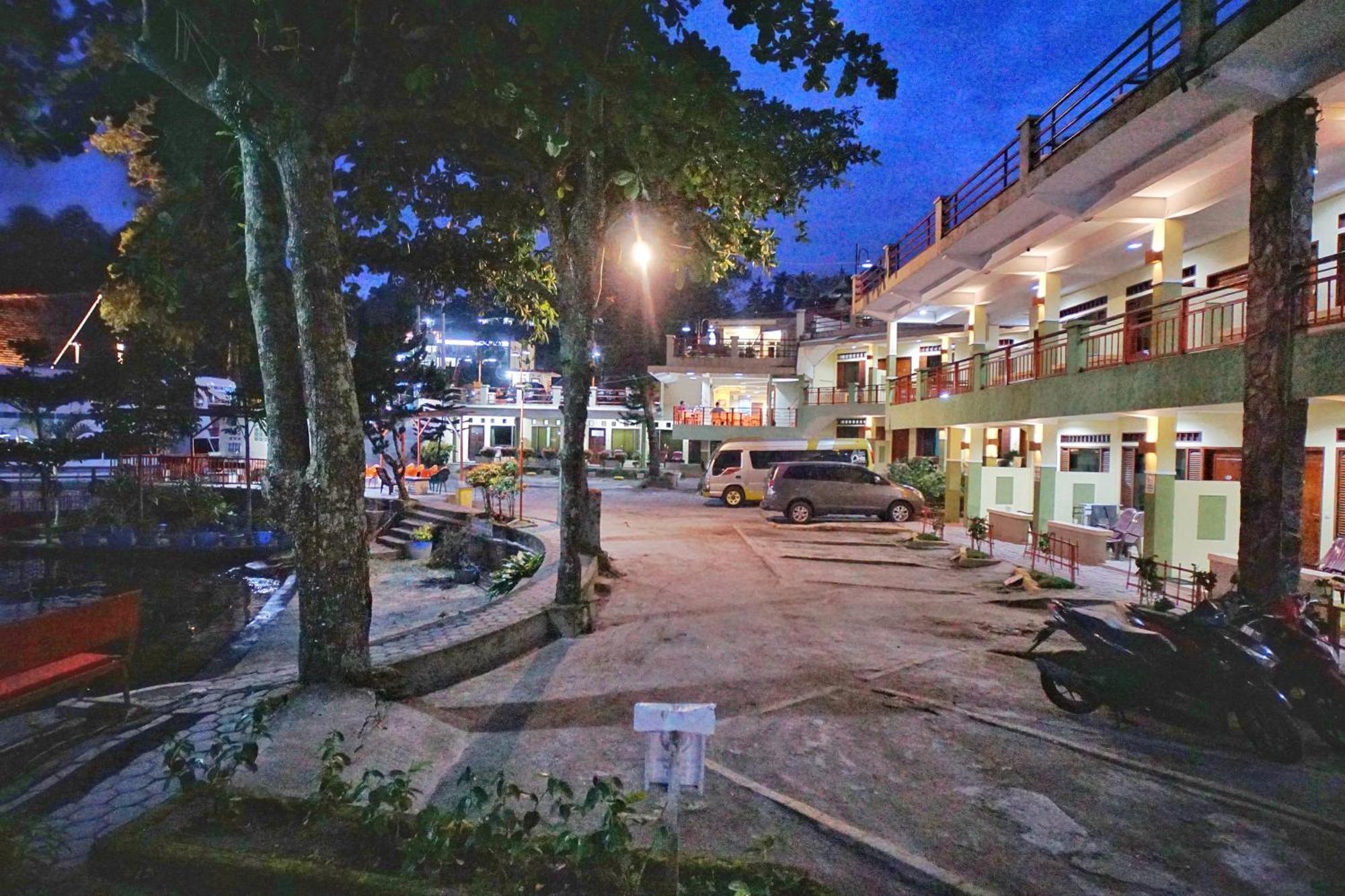 Pandu Lakeside Hotel Parapat Buitenkant foto