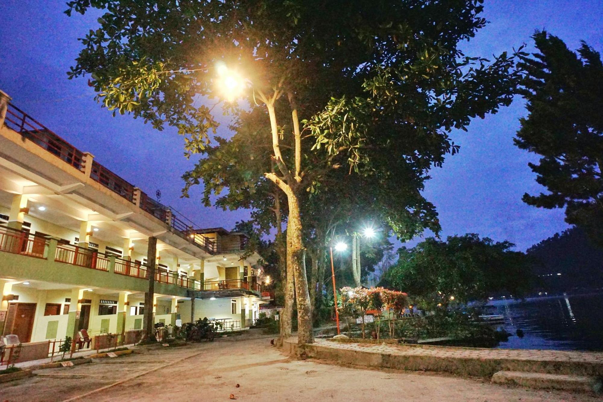 Pandu Lakeside Hotel Parapat Buitenkant foto