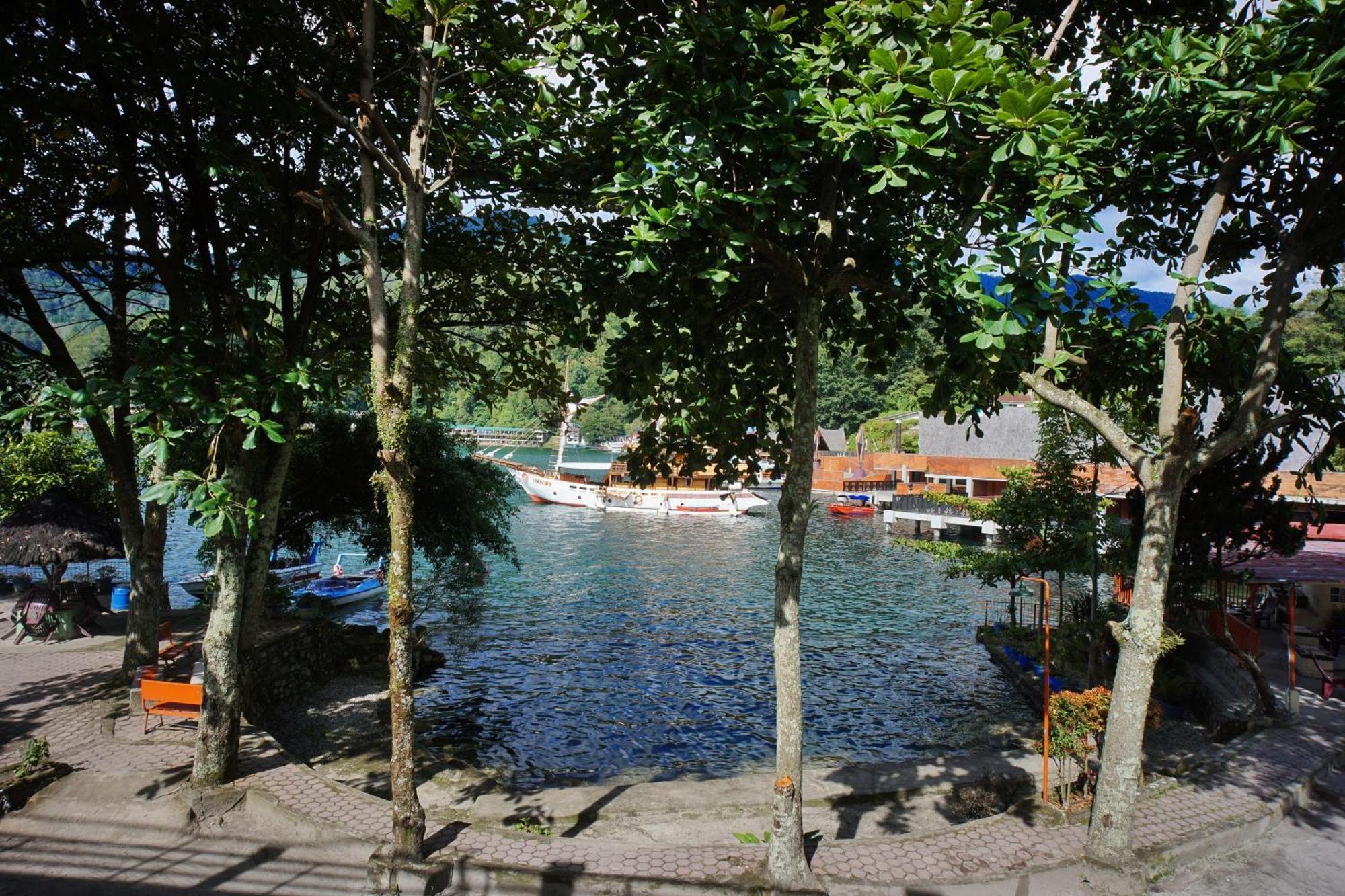 Pandu Lakeside Hotel Parapat Buitenkant foto