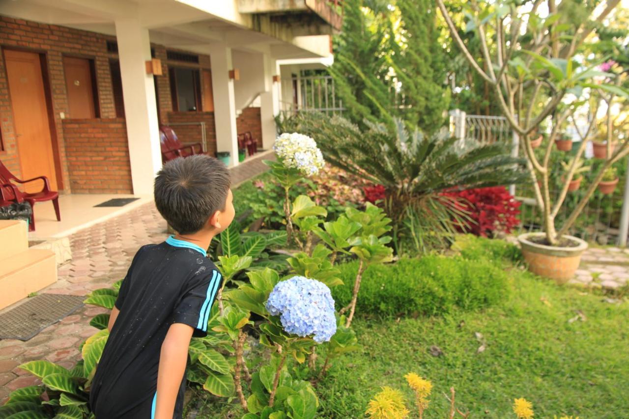 Pandu Lakeside Hotel Parapat Buitenkant foto